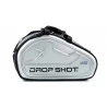 A Raqueteira Heritage - JMD da Drop Shot possui as duas laterais semi rigidas com logo Drop Shot e assinatura de JMD - Juan Martin Diaz. Com tres compartimentos principais, sendo os dois das laterais com material termico para guardar sua raquete (padel ou